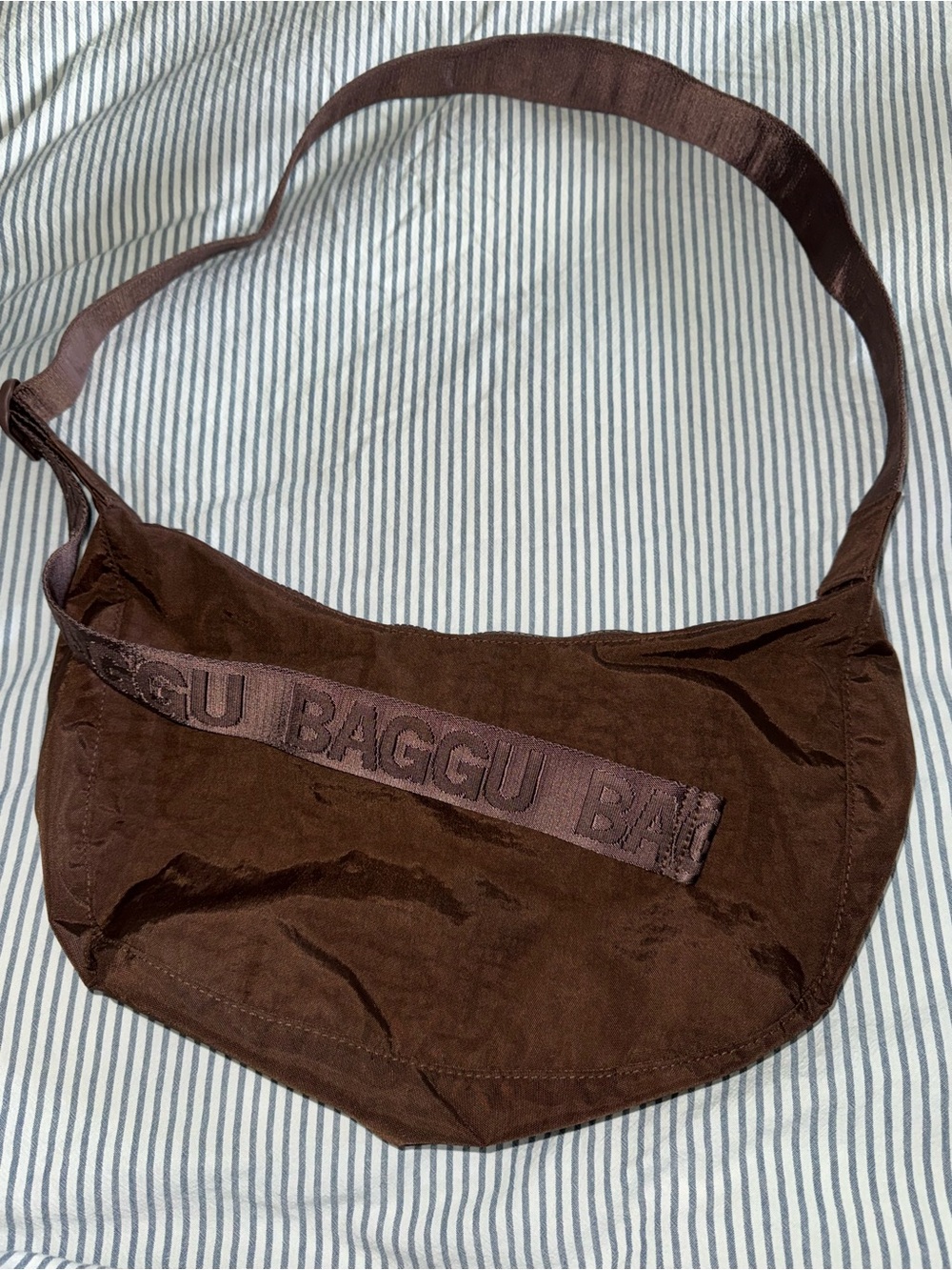 BAGGU Medium Crescent in Coffee